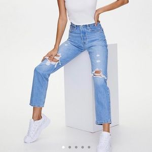 Levi’s wedgie straight distressed light wash denim 💙